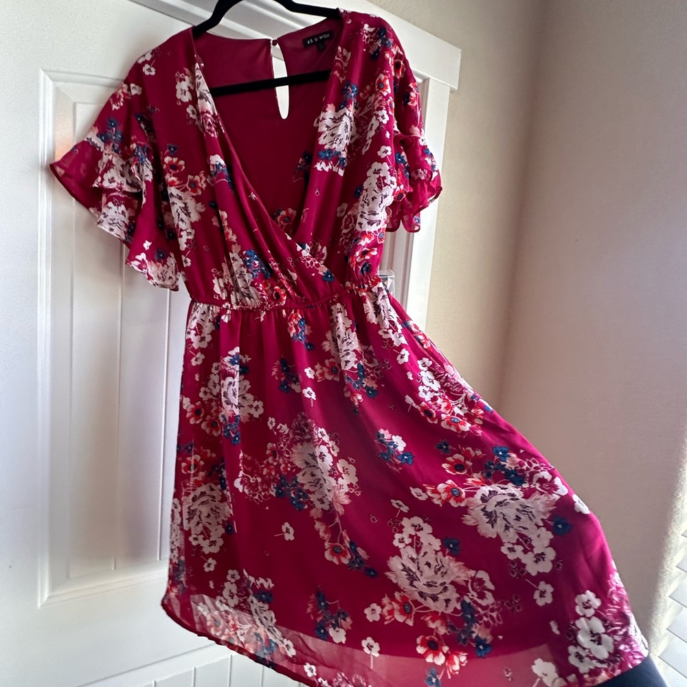 Woman’s floral summer dress! Size Large.